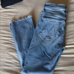 Women's Mid-Rise Blue Cropped Jeans with Frayed Hem